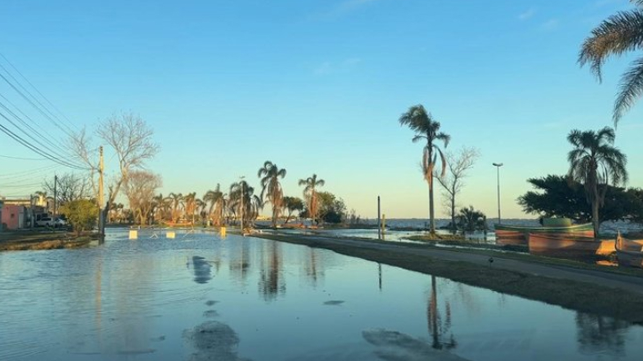 Ruas em Rio Grande ficam alagadas após transbordamento da Lagoa dos Patos