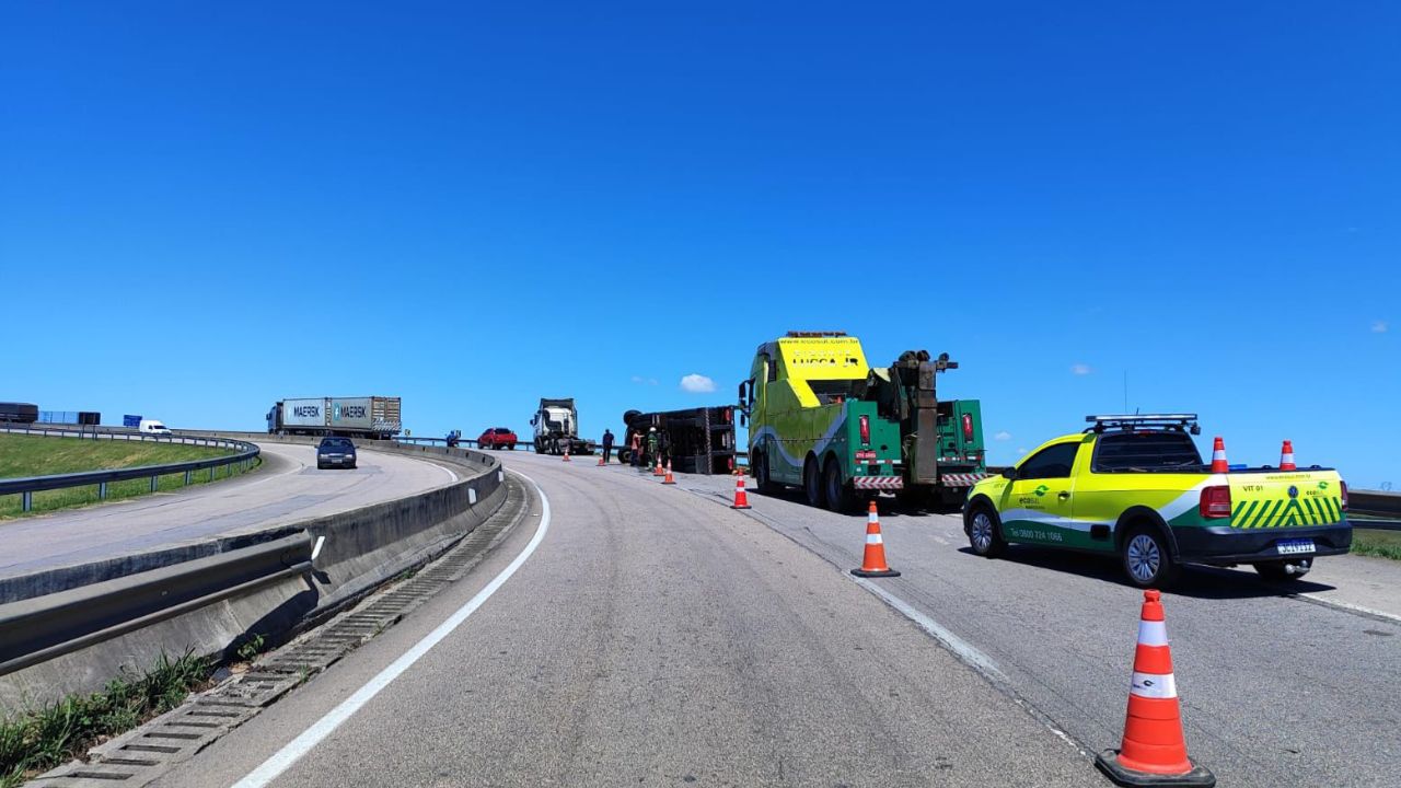 Bloqueio em alças de acesso na BR-116 e BR-392 para retirada de caminhão acidentado