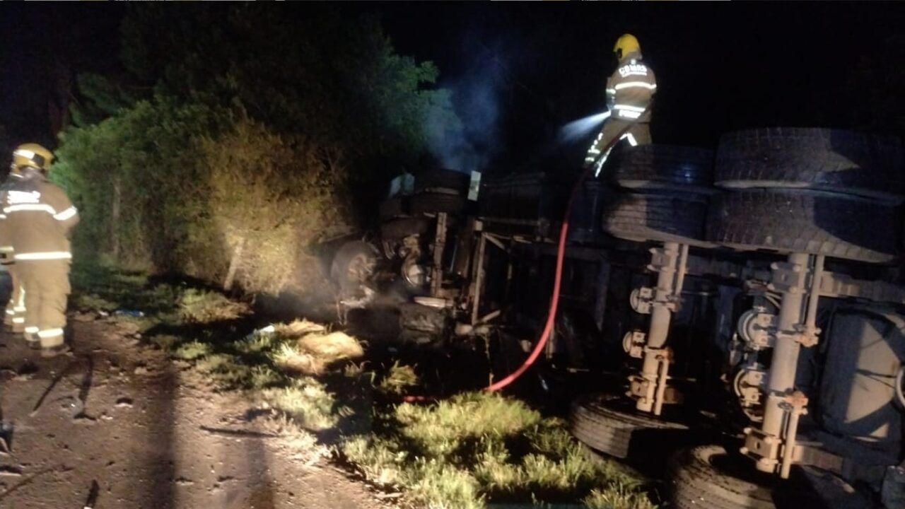 Colisão envolvendo carretas provoca incêndio na BR-392, em Rio Grande