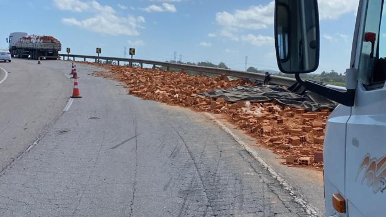 Caminhão derruba carga de tijolos e pista é interditada em Pelotas